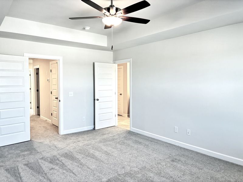 Spacious, unfurnished interior of a new home in Holly Ridge, Greenville (Image 17).