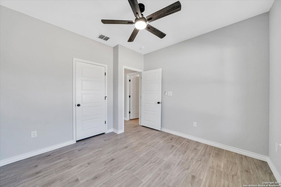 Spacious, unfurnished interior of a new home in , Natalia (Image 24).