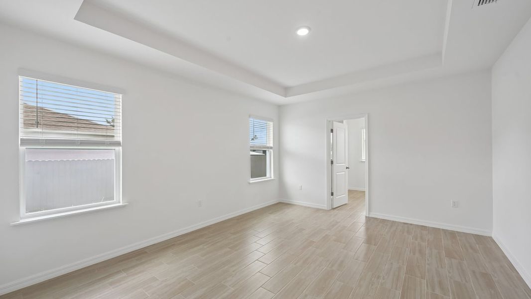 Spacious, unfurnished interior of a new home in Port Charlotte, Port Charlotte (Image 24).