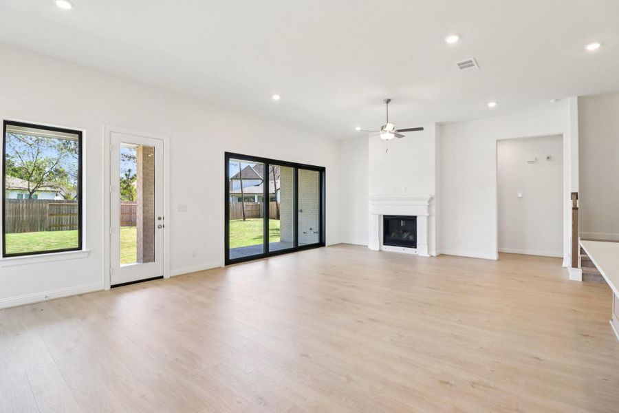 Spacious, unfurnished interior of a new home in Evergreen 60', Conroe (Image 16).