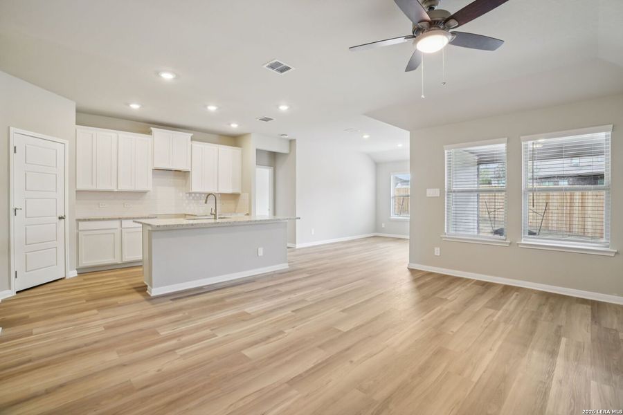 Spacious, unfurnished interior of a new home in Royal Crest, San Antonio (Image 14).