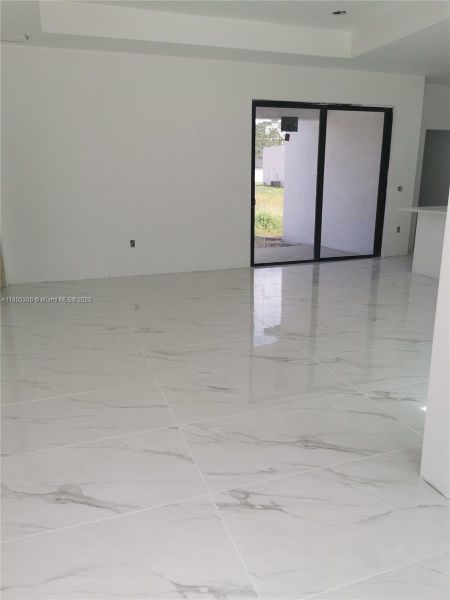 Spacious, unfurnished interior of a new home in , Lehigh Acres (Image 11).