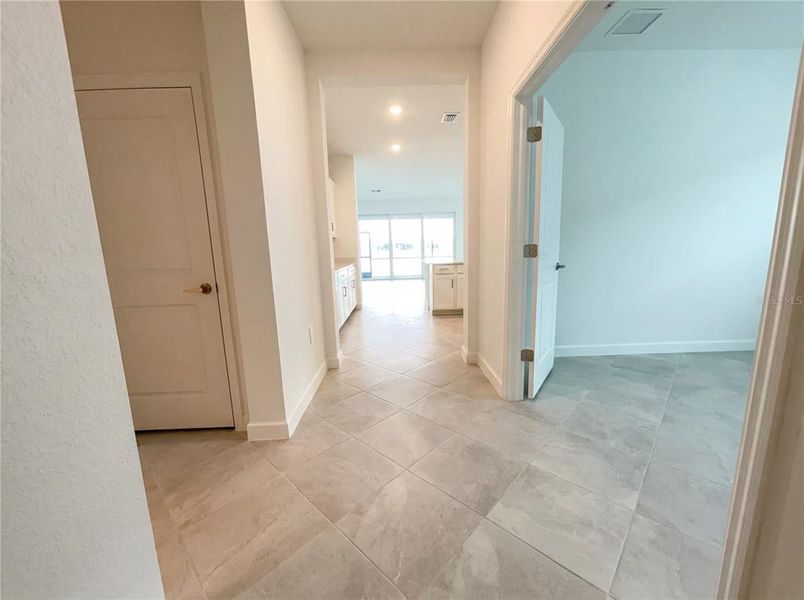 Spacious, unfurnished interior of a new home in Harbor East, Port Charlotte (Image 18).
