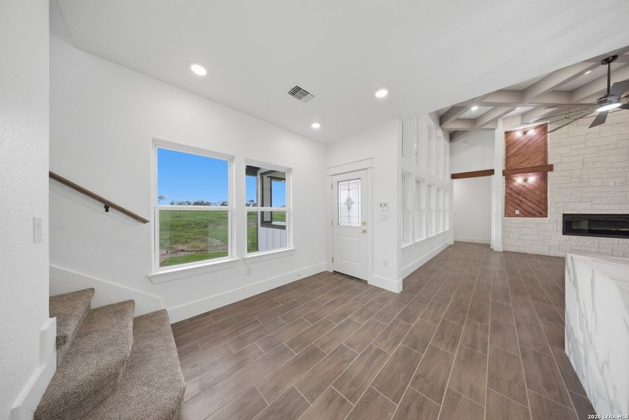 Spacious, unfurnished interior of a new home in , Floresville (Image 35).
