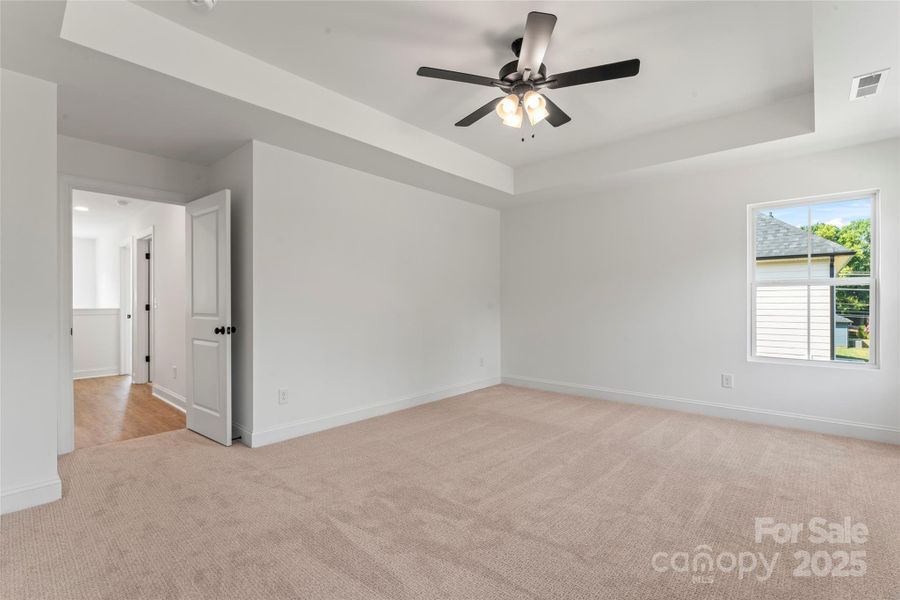 Spacious, unfurnished interior of a new home in , Harrisburg (Image 12).