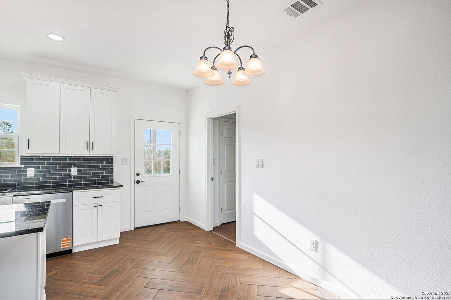 Spacious, unfurnished interior of a new home in , Seguin (Image 19).