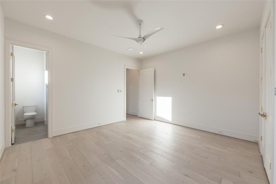 Spacious, unfurnished interior of a new home in , Bellaire (Image 33).