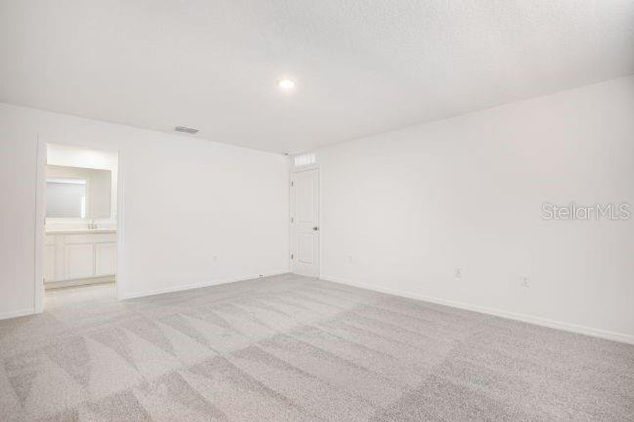 Spacious, unfurnished interior of a new home in Royal Highlands, Weeki Wachee (Image 20).