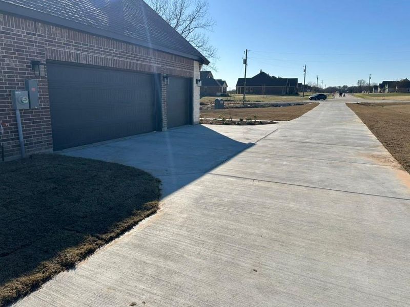 Exterior details and patio area of a home in Fannin Ranch, Leonard (Image 9).