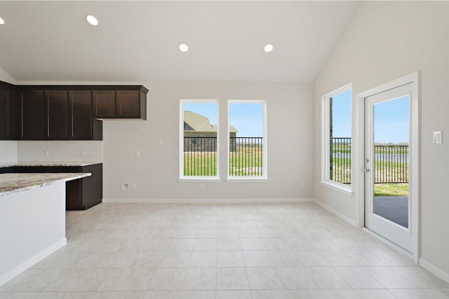 Spacious, unfurnished interior of a new home in Canterra Creek, Rosharon (Image 33).