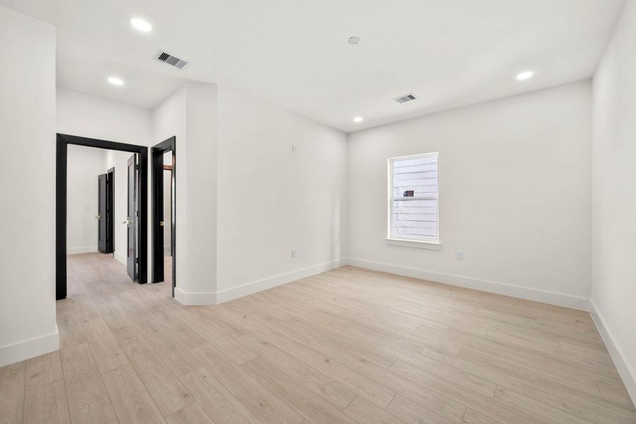 Spacious, unfurnished interior of a new home in , Houston (Image 14).
