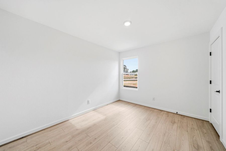 Spacious, unfurnished interior of a new home in Lake Conroe Cove, Willis (Image 17).