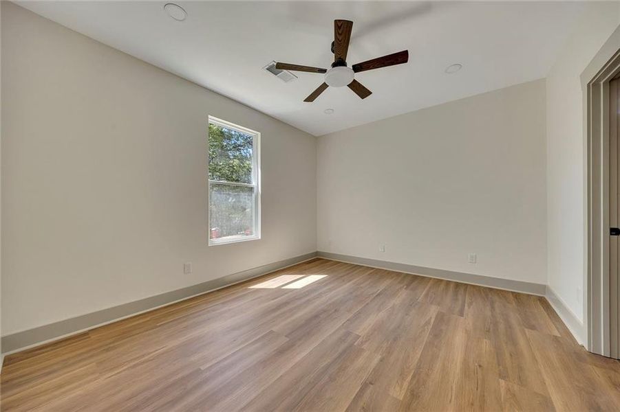 Spacious, unfurnished interior of a new home in , Silver Creek (Image 25).