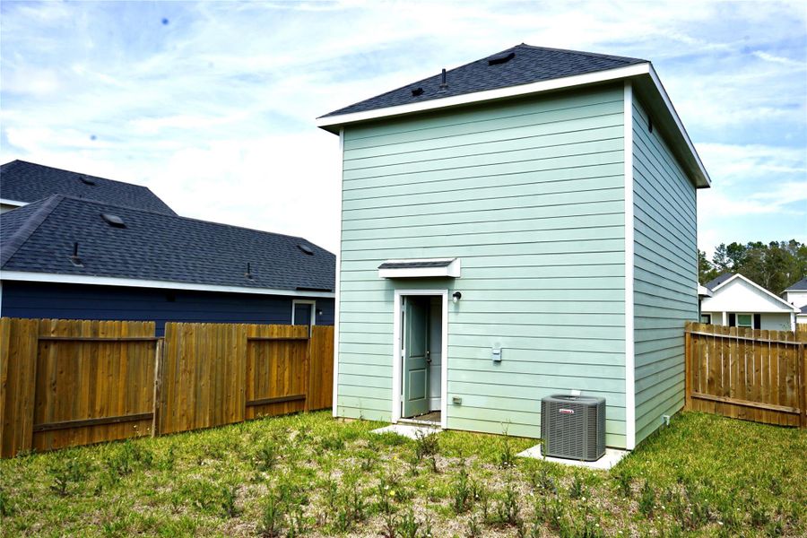 Exterior details and patio area of a home in Marie Village, Conroe (Image 4).