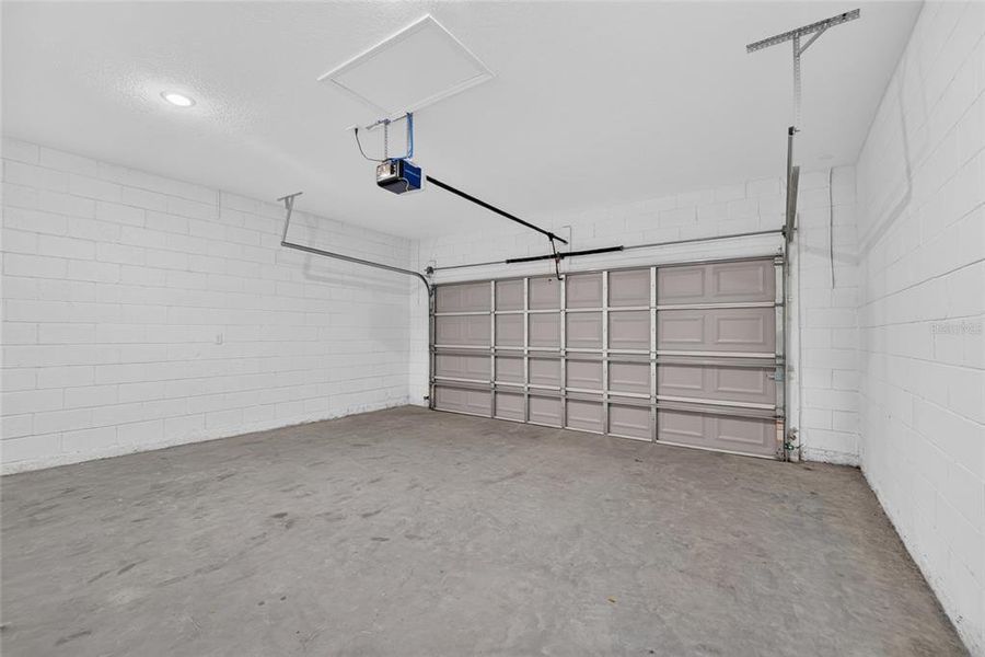 Spacious, unfurnished interior of a new home in , Ocala (Image 15).