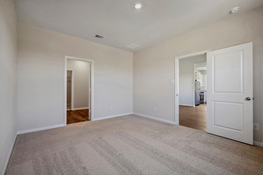 Spacious, unfurnished interior of a new home in Pinewood Trails, Cleveland (Image 11).