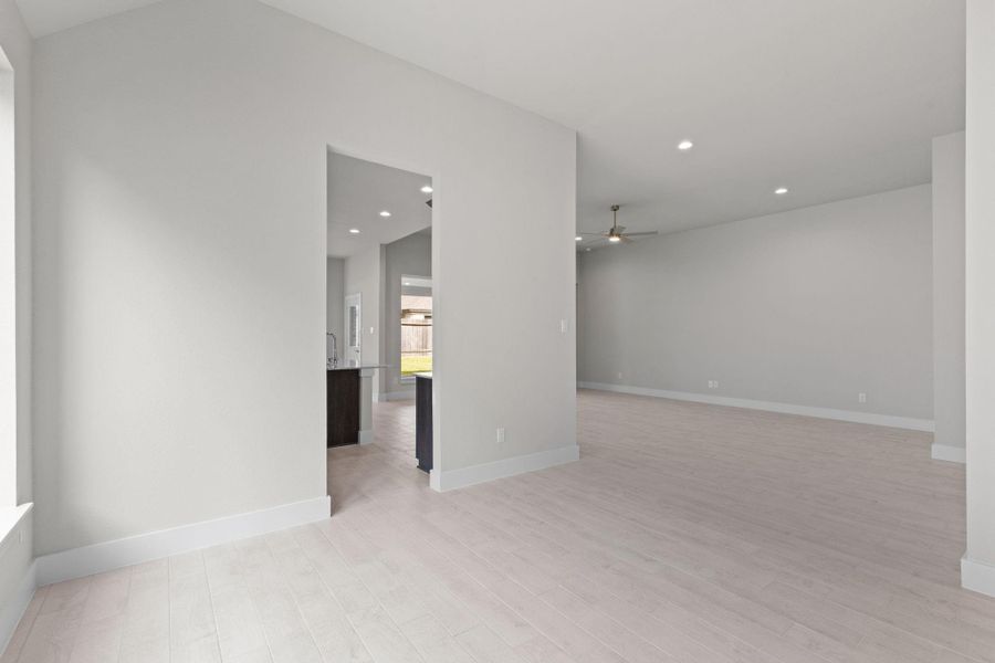 Spacious, unfurnished interior of a new home in Barton Creek Ranch, Conroe (Image 14). Spacious, unfurnished interior of a new home in Barton Creek Ranch, Conroe (Image 14).