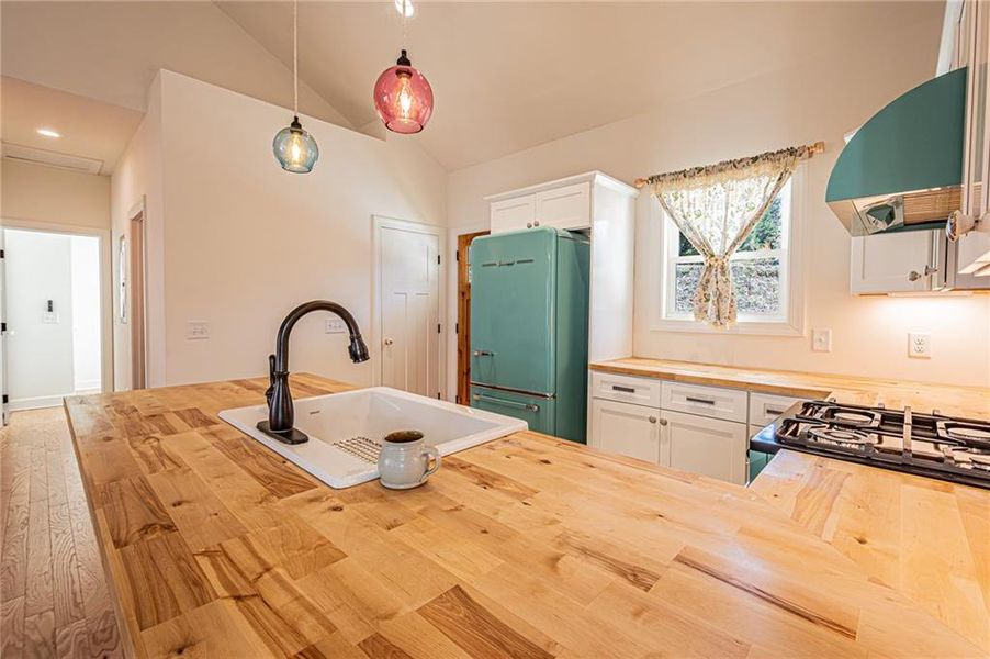 Furnished interior view inside a new home in , Dahlonega (Image 13).