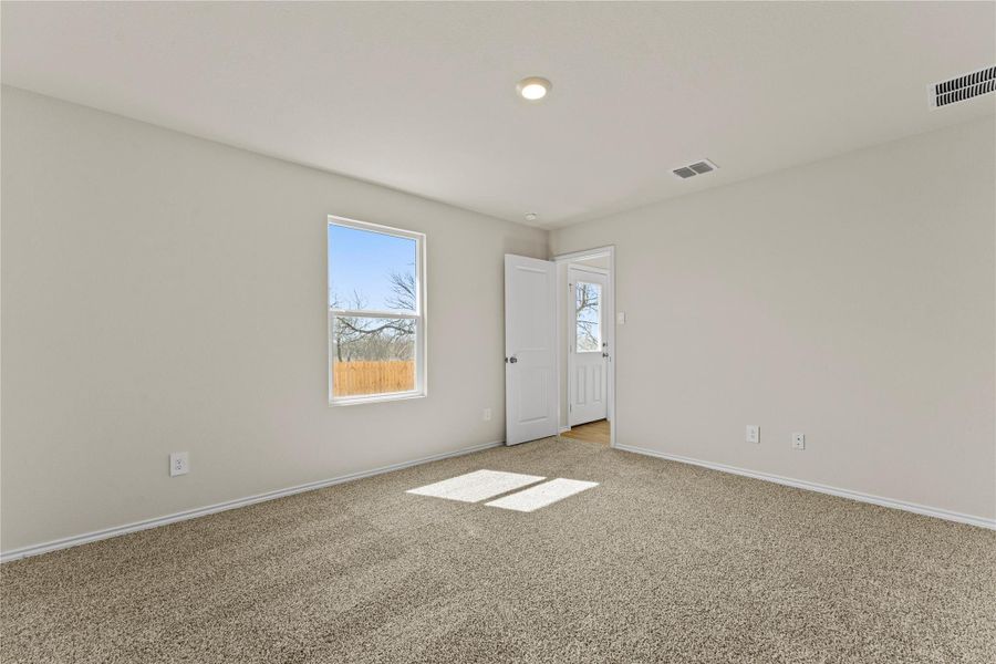 Spacious, unfurnished interior of a new home in Ladera, Luling (Image 13).