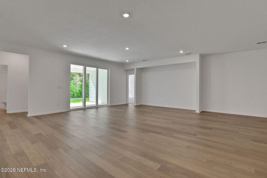 Spacious, unfurnished interior of a new home in Jennings Farm, Middleburg (Image 19).
