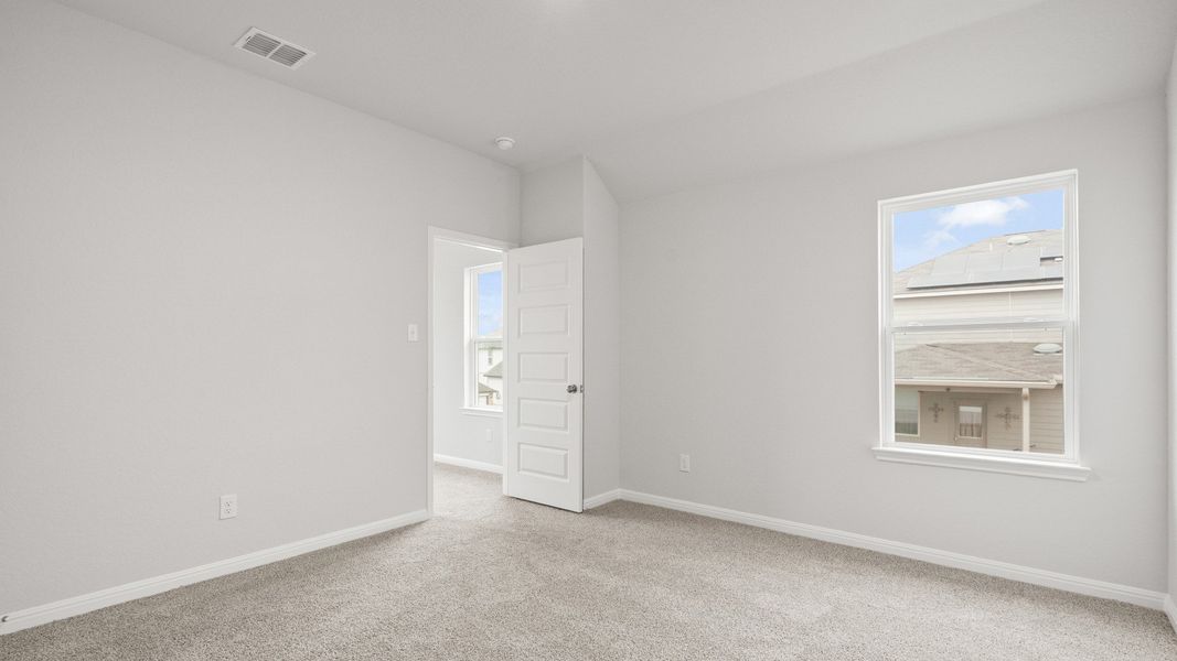 Spacious, unfurnished interior of a new home in Hunters Ranch, San Antonio (Image 19).