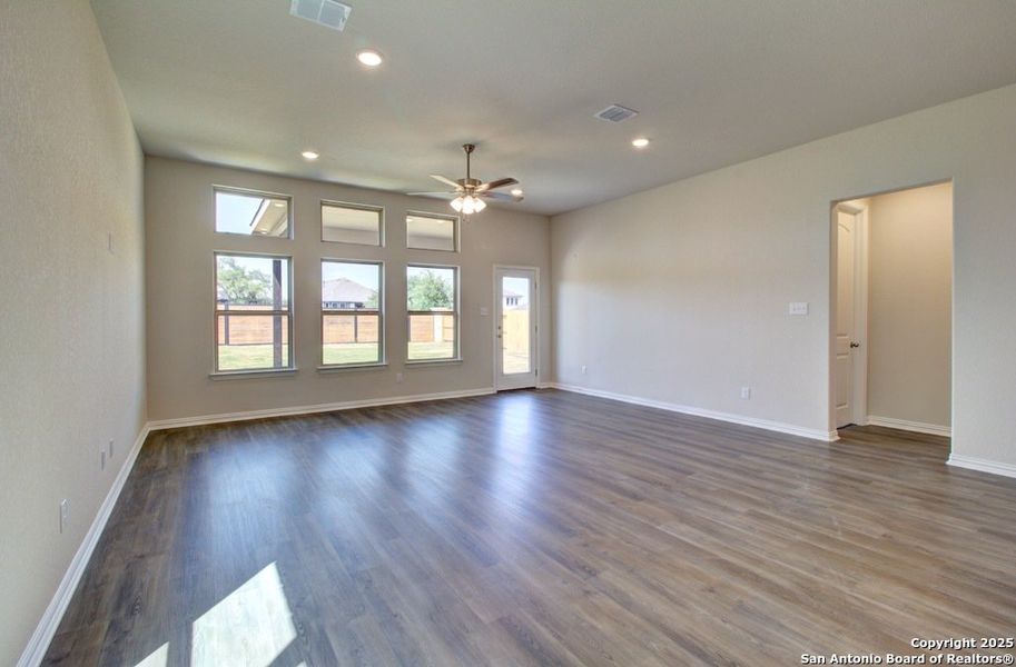 Spacious, unfurnished interior of a new home in Stream Waters, Seguin (Image 14).