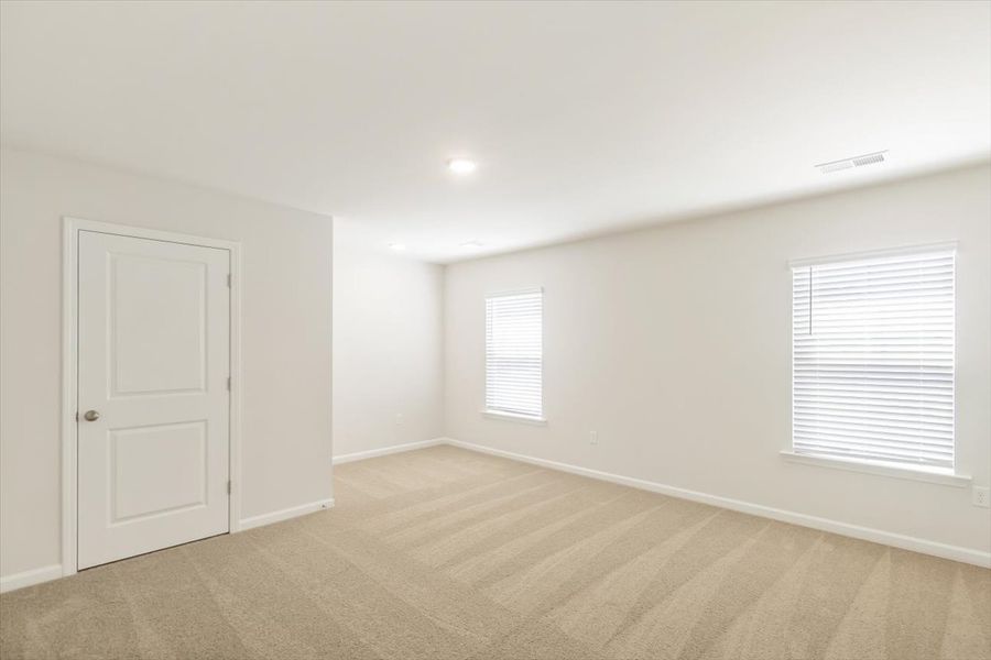 Spacious, unfurnished interior of a new home in Heritage Bay, Sumter (Image 27).