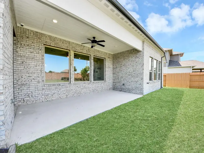 Exterior details and patio area of a home in Lago Mar, Texas City (Image 3).