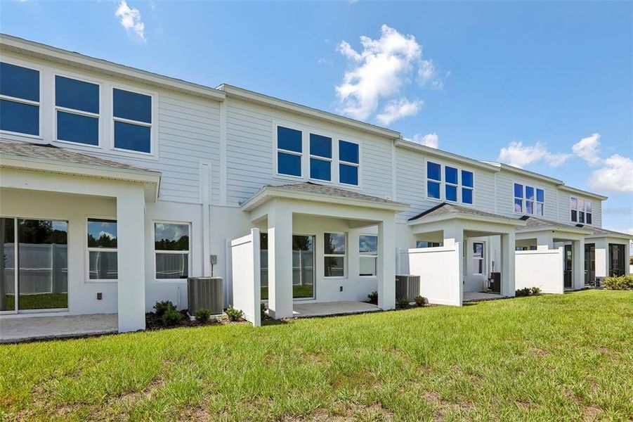 Exterior details and patio area of a home in Twin Oaks, Zephyrhills (Image 4).