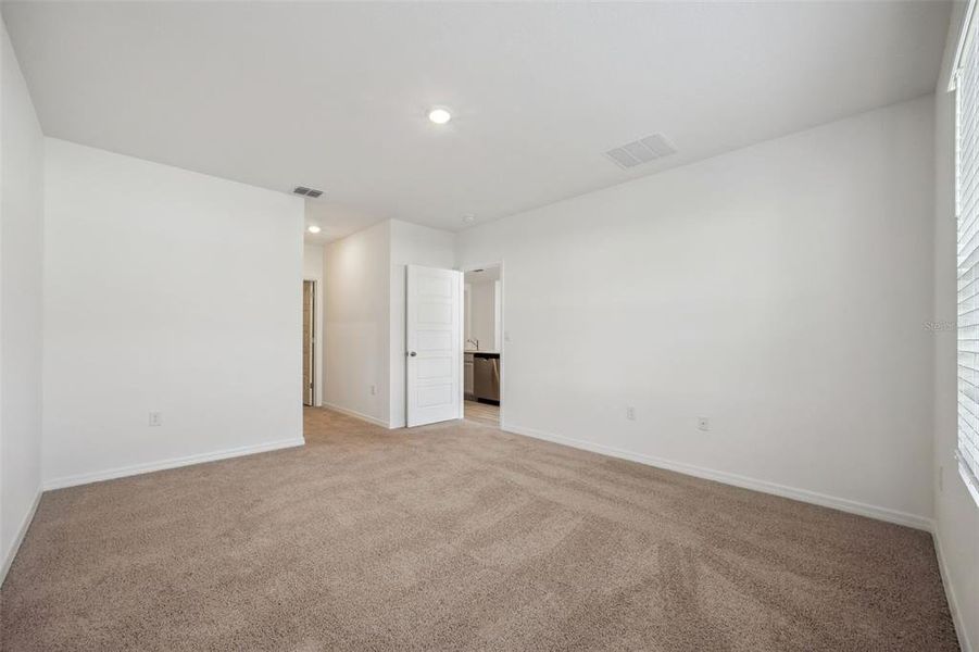 Spacious, unfurnished interior of a new home in , Tavares (Image 27).