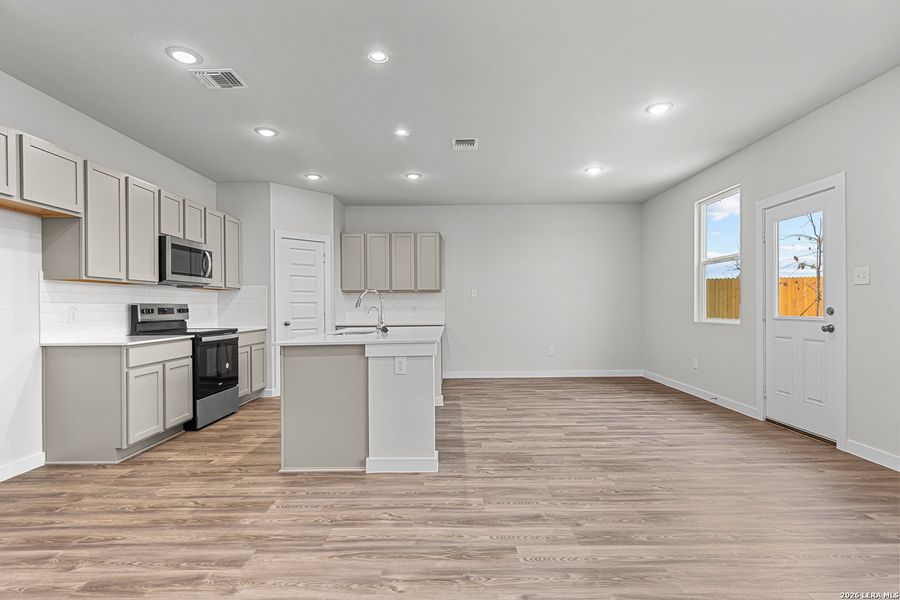 Spacious, unfurnished interior of a new home in Hacienda, San Antonio (Image 18).