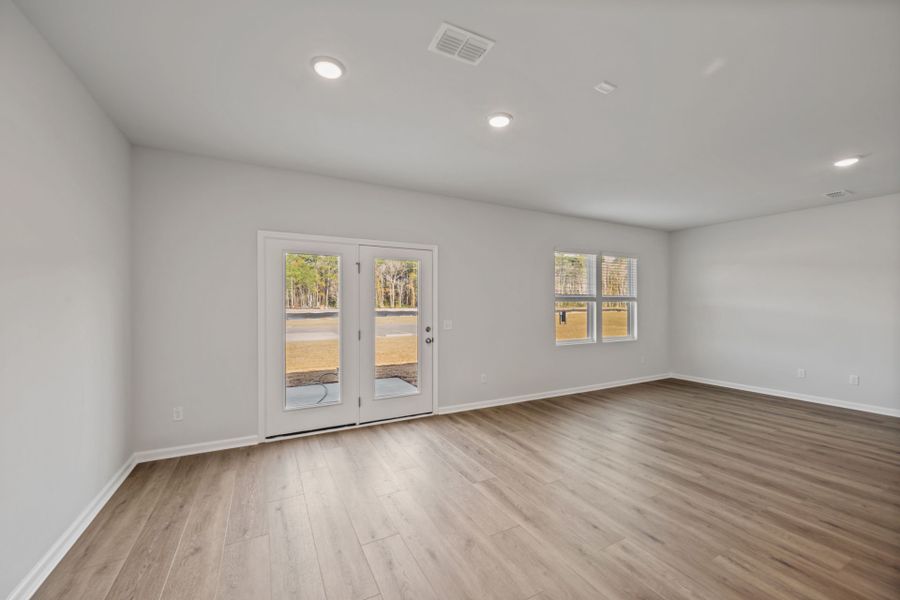 Spacious, unfurnished interior of a new home in Bradford Pointe, Summerville (Image 16).