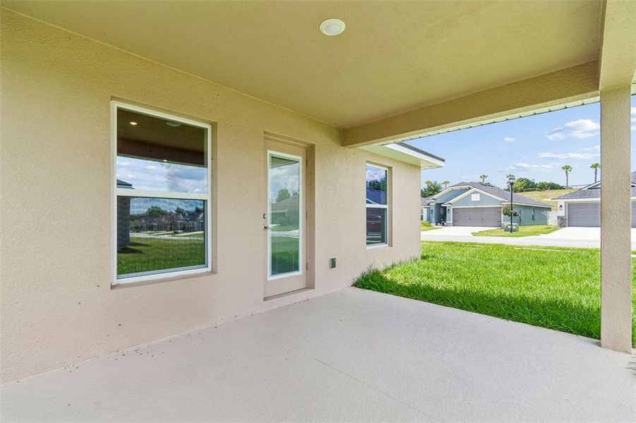 Exterior details and patio area of a home in Abbey Glen, Dade City (Image 34).