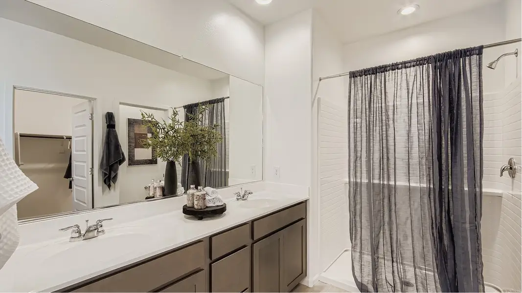 3560 Coronado Owners Bath 1of2 F1 Base2