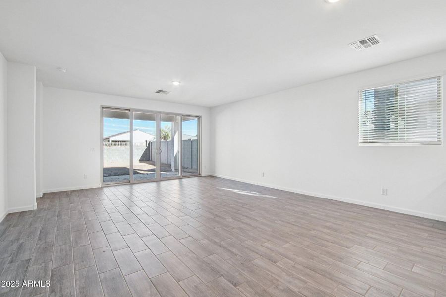 6-web-or-mls-W Tamarisk Ave-S1012-006