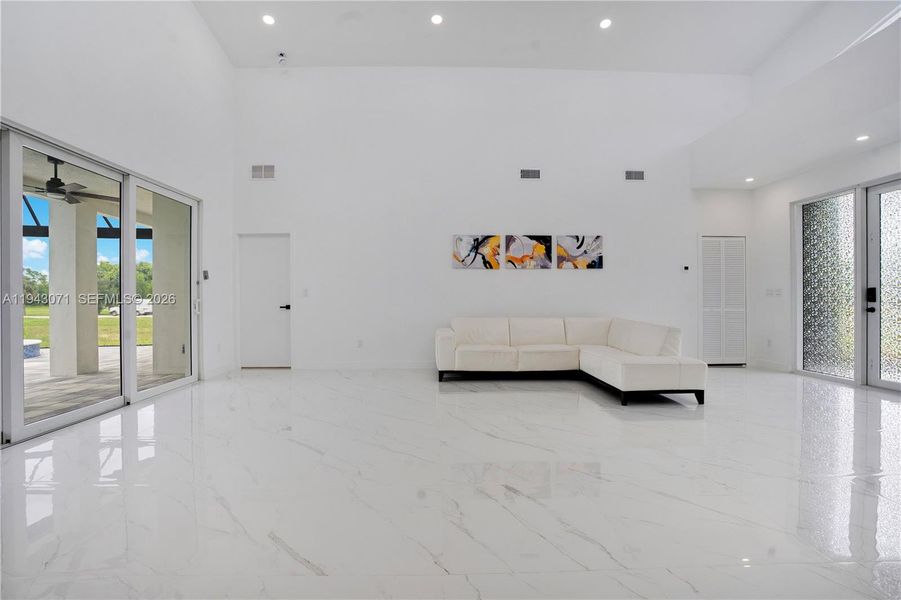 Spacious, unfurnished interior of a new home in , Cape Coral (Image 43).