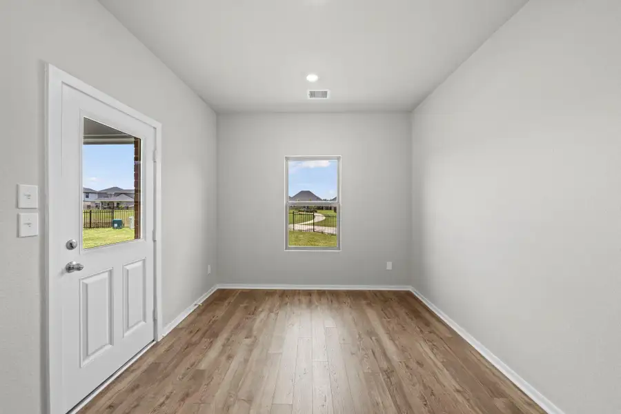 Spacious, unfurnished interior of a new home in Laurel Landing, Alvin (Image 23).