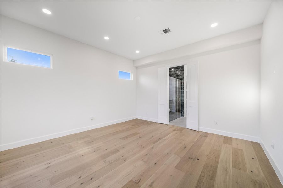 Spacious, unfurnished interior of a new home in , Houston (Image 23).