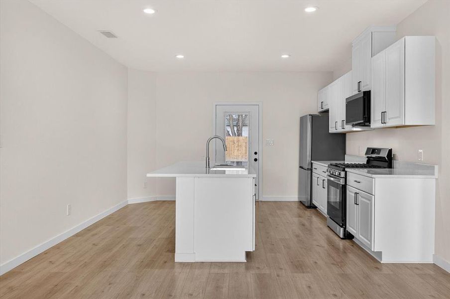 Furnished interior view inside a new home in , Corsicana (Image 9).