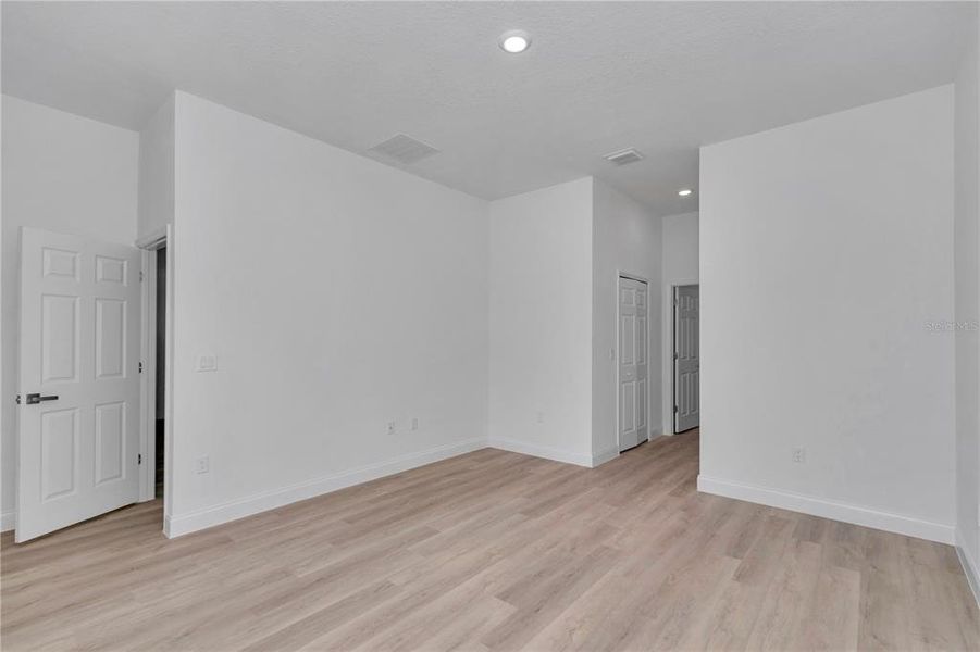 Spacious, unfurnished interior of a new home in , Citrus Springs (Image 46).