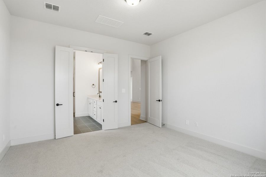 Spacious, unfurnished interior of a new home in Haby Hill 50s, San Antonio (Image 30).