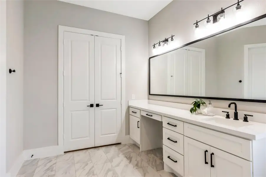 Discover your spacious walk-in closet just beyond these doors. Discover your spacious walk-in closet just beyond these doors.