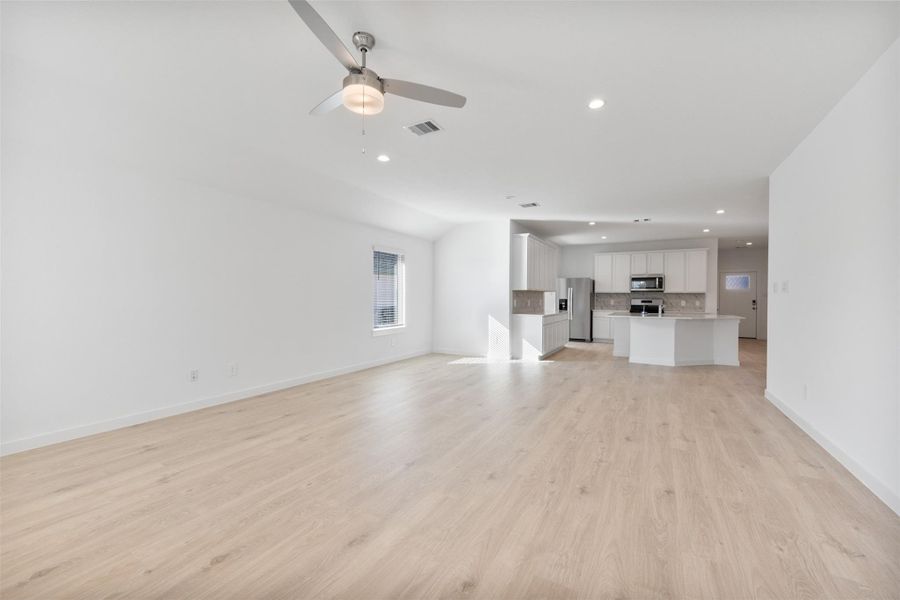 Spacious, unfurnished interior of a new home in Tamarron, Fulshear (Image 36). Spacious, unfurnished interior of a new home in Tamarron, Fulshear (Image 36).
