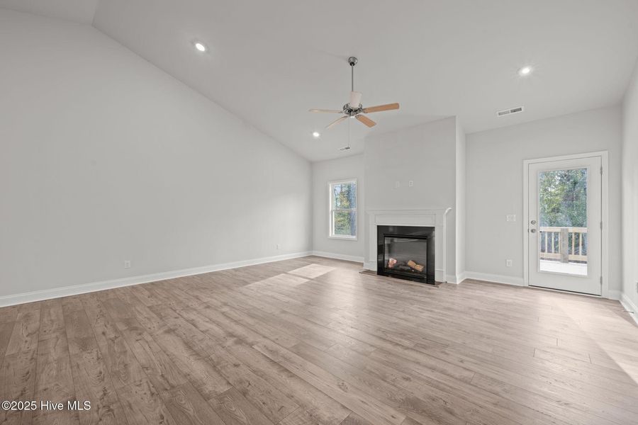 Spacious, unfurnished interior of a new home in Fairfield Harbour, New Bern (Image 20).