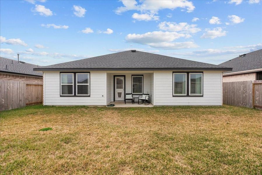Exterior details and patio area of a home in Central Park, Texas City (Image 4).