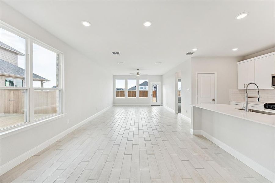 Spacious, unfurnished interior of a new home in Venetian, Weston (Image 11).