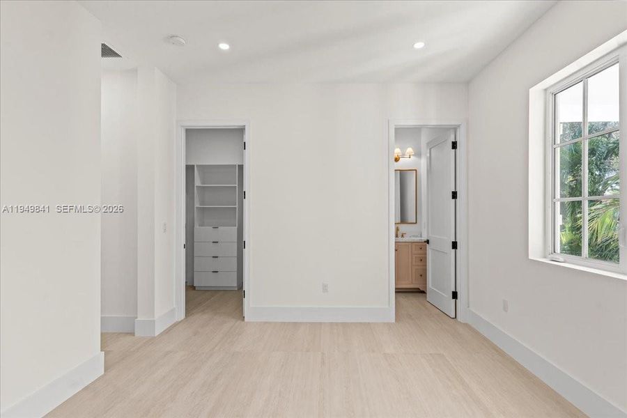 Spacious, unfurnished interior of a new home in , Pinecrest (Image 37).