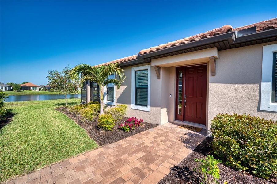 Exterior details and patio area of a home in , Bradenton (Image 4).
