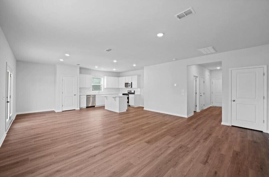 Spacious, unfurnished interior of a new home in Bradford Pointe, Summerville (Image 6).