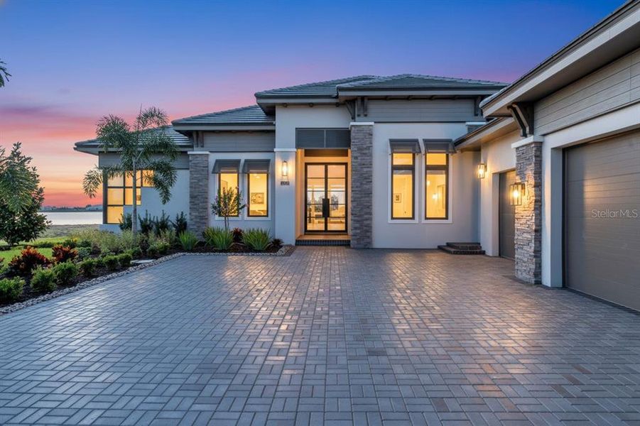 Exterior details and patio area of a home in , Sarasota (Image 4).